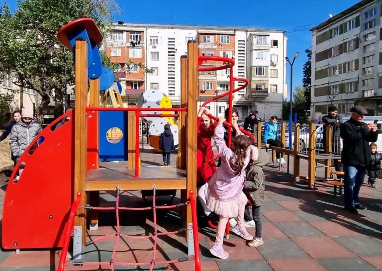 В Махачкале открыли еще одну благоустроенную дворовую территорию