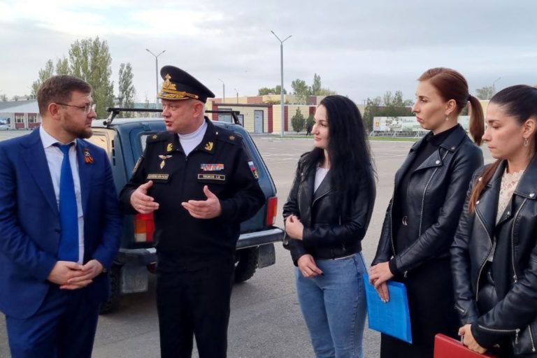 Мэр Махачкалы передал женам военнослужащих очередную партию помощи
