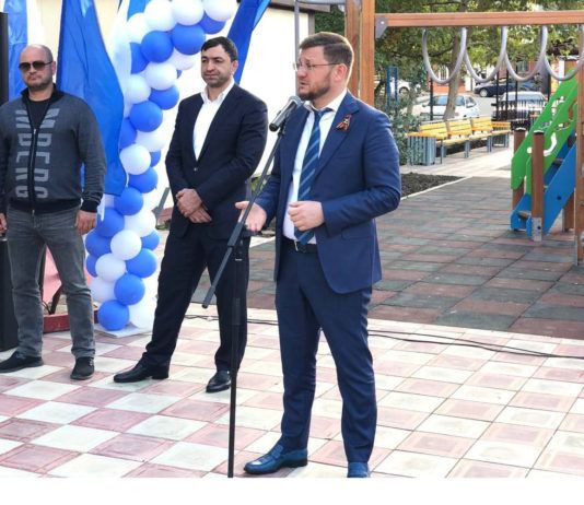 Салман Дадаев открыл детскую площадку по улице Учительской, 13