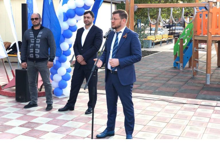 Салман Дадаев открыл детскую площадку по улице Учительской, 13
