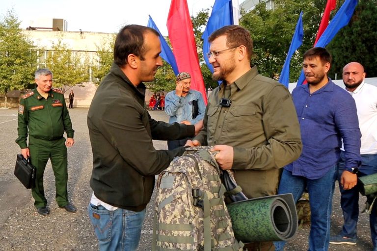 В Махачкале проводили очередную группу мобилизованных