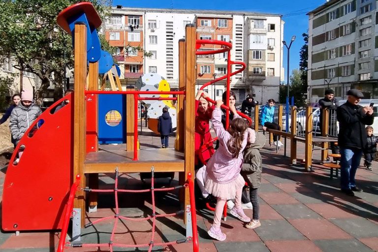 В Махачкале торжественно открыли благоустроенные дворовые территории