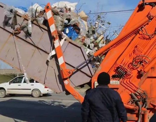 Мэр Махачкалы призвал горожан доносить мусор до урны и платить за его вывоз