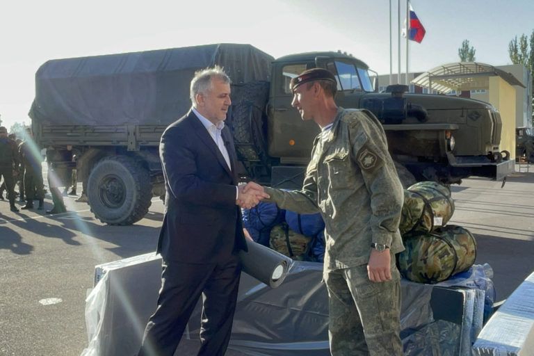 Председатель горсобрания передал мобилизованным необходимые средства