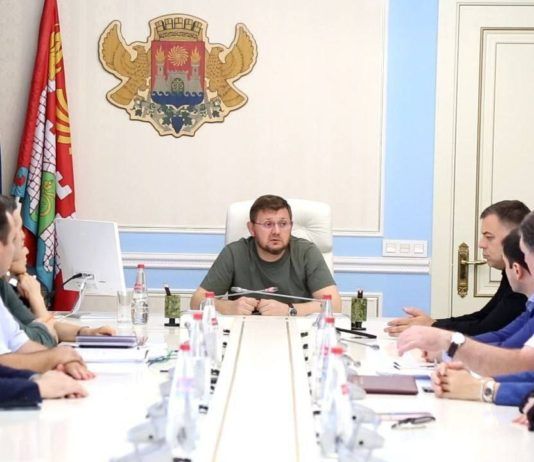 Мэр Махачкалы обсудил с депутатами работу по сбору посылок для военнослужащих