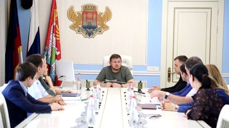 Мэр Махачкалы обсудил с депутатами работу по сбору посылок для военнослужащих