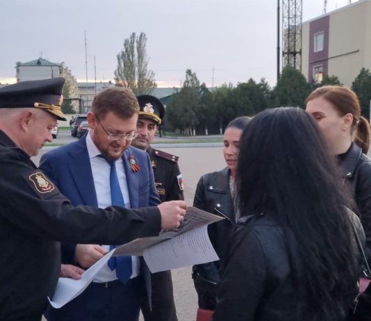 Мэр Махачкалы передал женам военнослужащих Каспийской флотилии очередную партию помощи