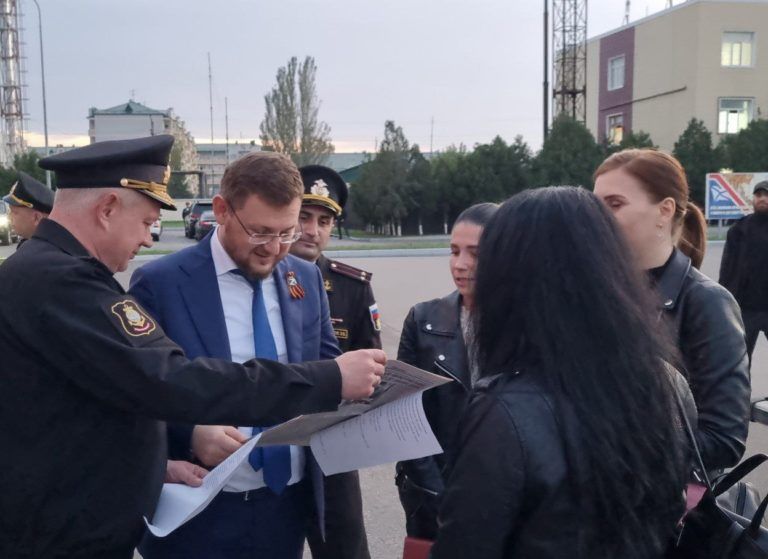 Мэр Махачкалы передал женам военнослужащих Каспийской флотилии очередную партию помощи