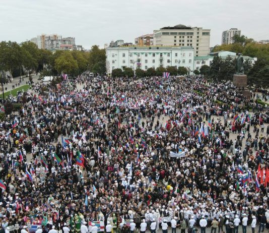 Более 30 тыс. человек приняли участие в акции в поддержку президента России в Махачкале