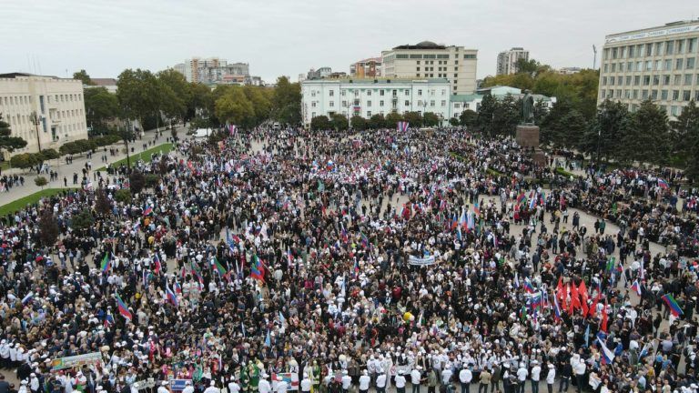 Более 30 тыс. человек приняли участие в акции в поддержку президента России в Махачкале