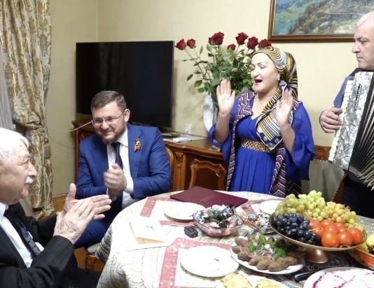 Мэр Махачкалы поздравил ветерана Гаджи Инчилова с днем рождения