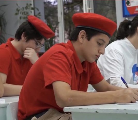 Школьники Махачкалы пишут письма мобилизованным