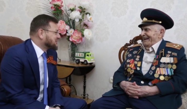 В Махачкале открыли дворовую территорию, благоустроенную по просьбе ветерана