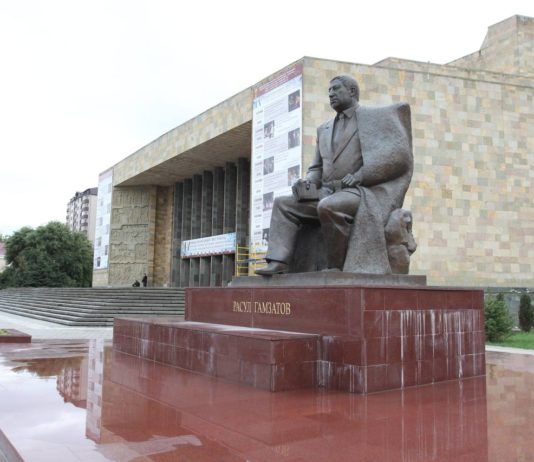 В Махачкале благоустроят территорию, прилегающую к памятнику Расула Гамзатова