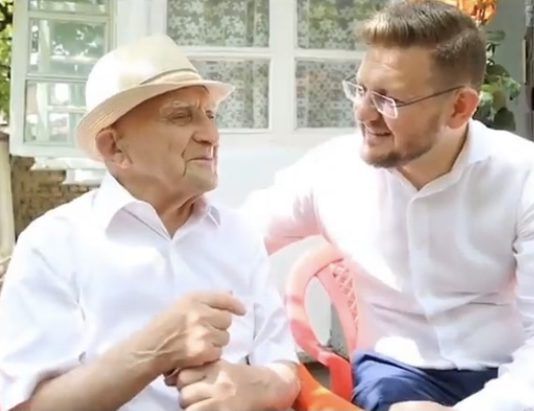 Мэр Махачкалы поздравил старшее поколение с Международным днем пожилых людей