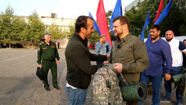 В Махачкале проводили очередную группу мобилизованных