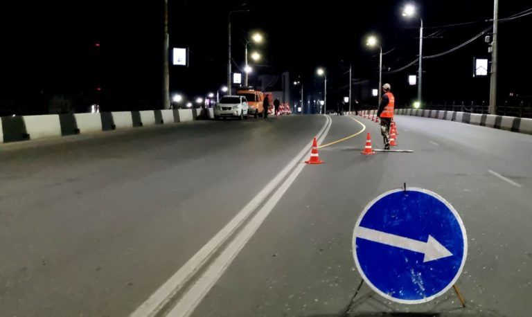 Временную разметку нанесли на мосту, соединяющем проспекты Петра I и Гамзатова в Махачкале