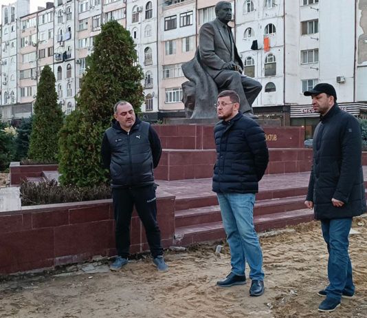Ведется реконструкция площадки у памятника Расулу Гамзатову