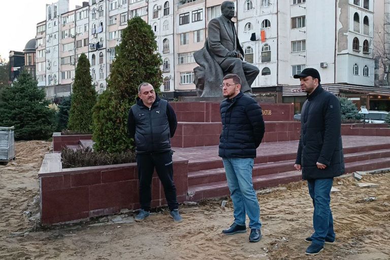 Ведется реконструкция площадки у памятника Расулу Гамзатову
