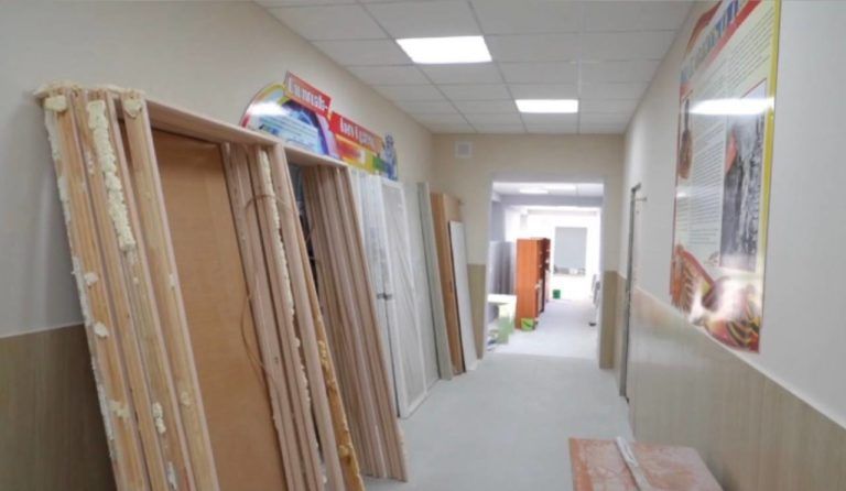 Мэрия Махачкалы требует взыскать неустойку с подрядчика за срыв сроков ремонта школ