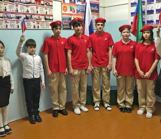 Гвардеец честь мундира бережет