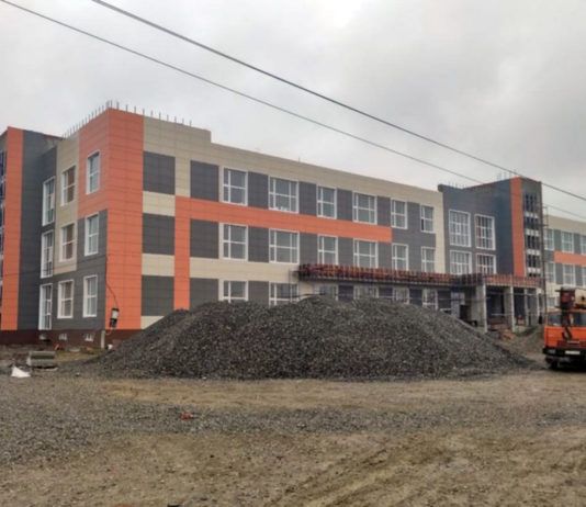 В пригороде Махачкалы завершают строительство школы с двумя бассейнами
