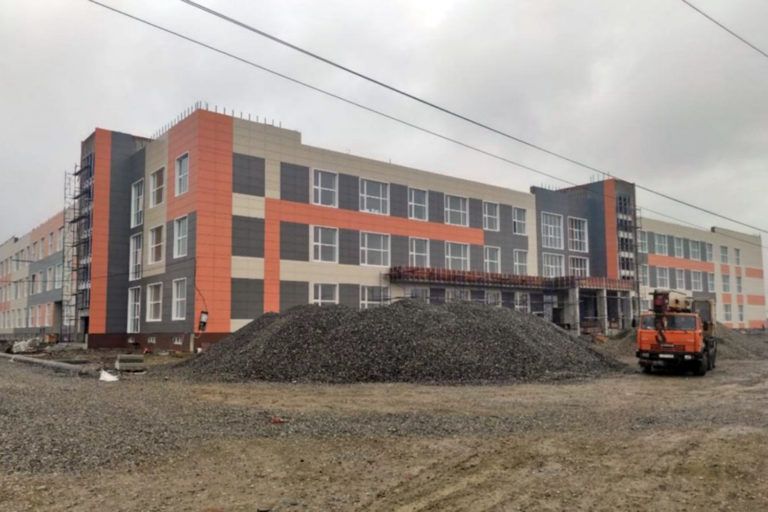 В пригороде Махачкалы завершают строительство школы с двумя бассейнами