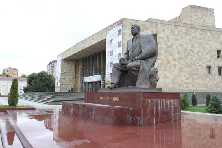 В Махачкале ведется реконструкция площадки вокруг памятника Расулу Гамзатову