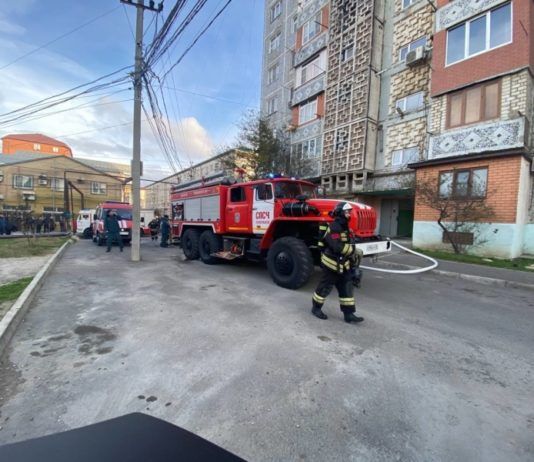 Кровля многоэтажки загорелась в Махачкале