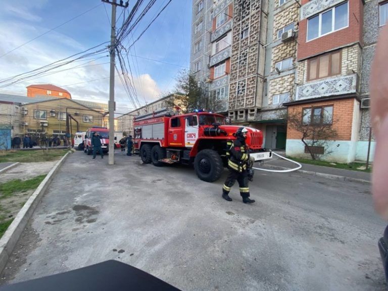 Кровля многоэтажки загорелась в Махачкале