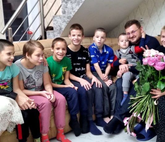 Салман Дадаев поздравил жительницу Махачкалы с Днём матери