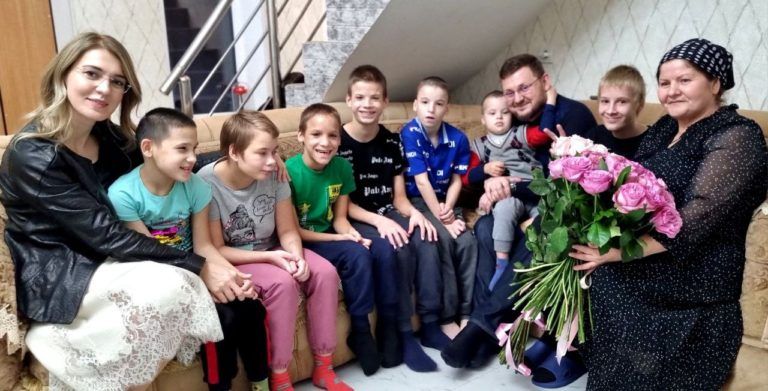 Салман Дадаев поздравил жительницу Махачкалы с Днём матери
