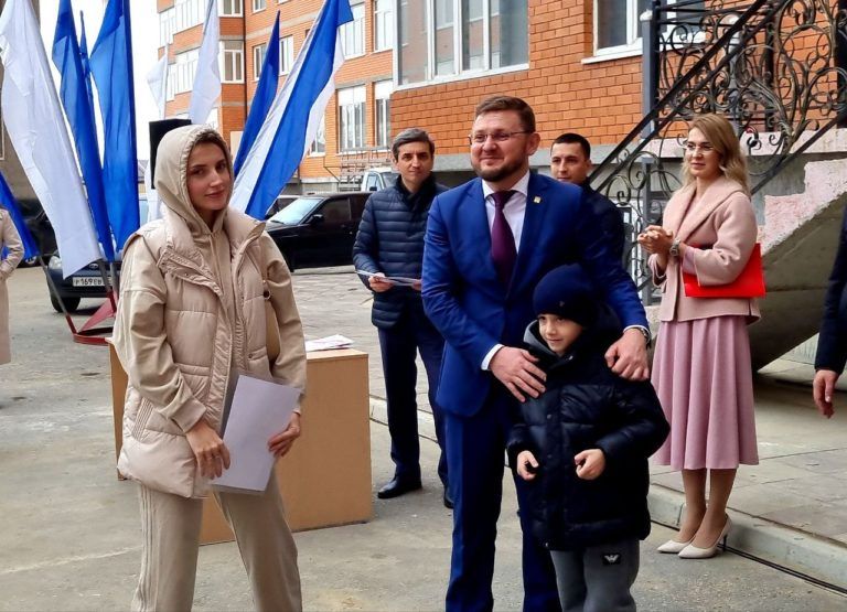 Махачкалинским сиротам вручили ключи от квартир