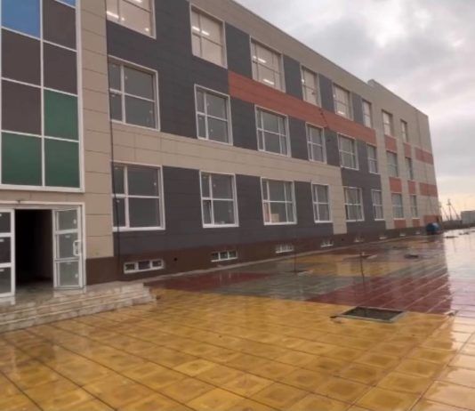 В пригороде Махачкалы завершают строительство крупной школы с двумя бассейнами