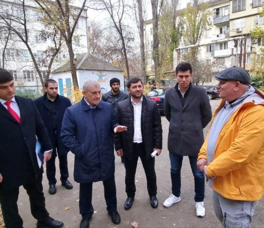 Исполняющий обязанности мэра Махачкалы осмотрел ход ремонтных работ в школах и детских садах