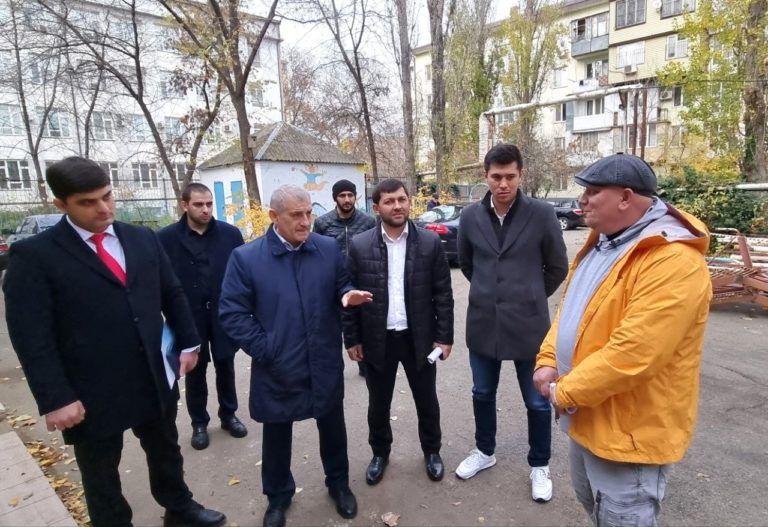 Исполняющий обязанности мэра Махачкалы осмотрел ход ремонтных работ в школах и детских садах