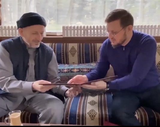 Мэр Махачкалы вручил муфтию Дагестана удостоверение почетного гражданина города
