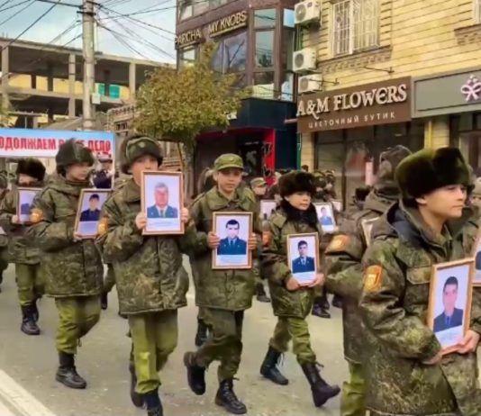 В Махачкале более 500 детей погибших правоохранителей прошли с портретами отцов