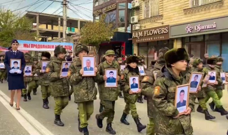 В Махачкале более 500 детей погибших правоохранителей прошли с портретами отцов