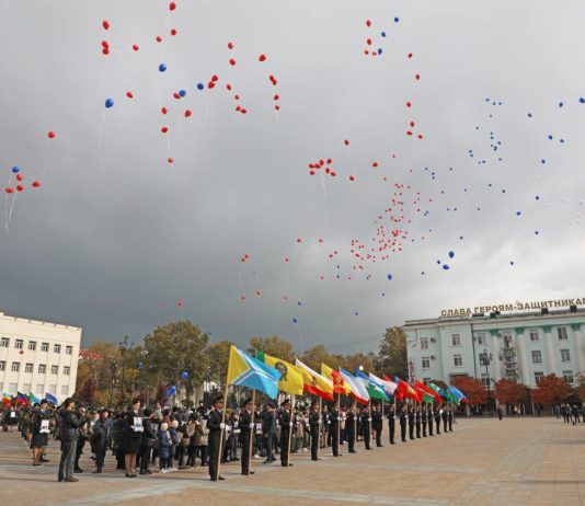 Около 800 шаров выпустили в небо в Махачкале в ходе акции «ZV»