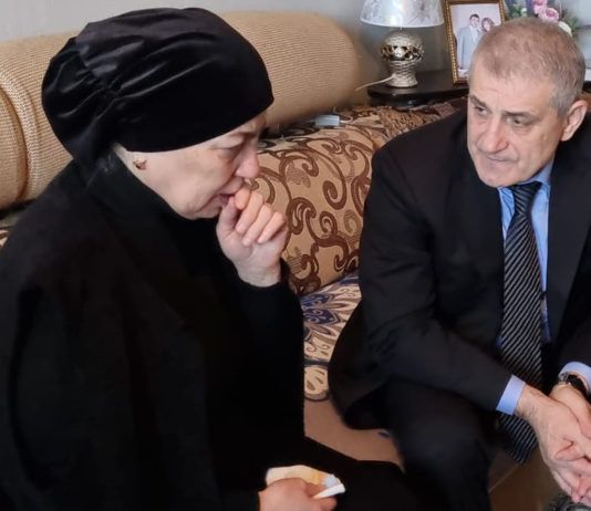 Ризван Газимагомедов посетил мать погибшего военнослужащего Тхаро Абатаева