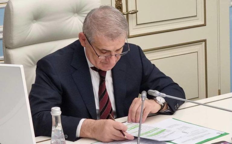 И.о. мэра Махачкалы поручил обеспечить тепловой контур в купленных для сирот квартирах