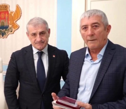 И.о. мэра Махачкалы передал родным погибших военнослужащих ордена Мужества