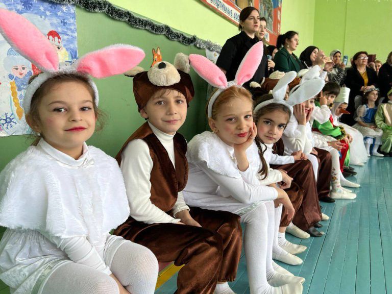 Воспитанники интерната для глухих детей получили сладкие подарки от и.о. мэра Махачкалы