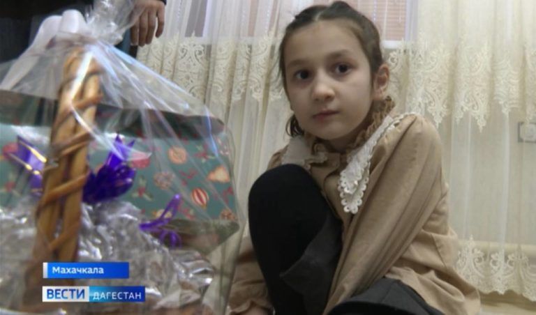 9-летняя махачкалинка на Новый год получила велосипед от полпреда президента