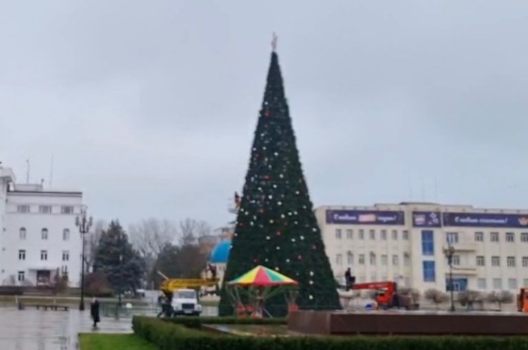 На центральной площади Махачкалы завершен монтаж новогодней ёлки