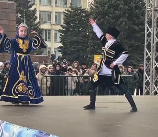 В Махачкале торжественно открыли главную новогоднюю елку города