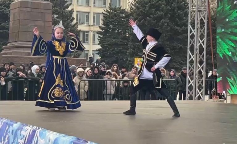 В Махачкале торжественно открыли главную новогоднюю елку города