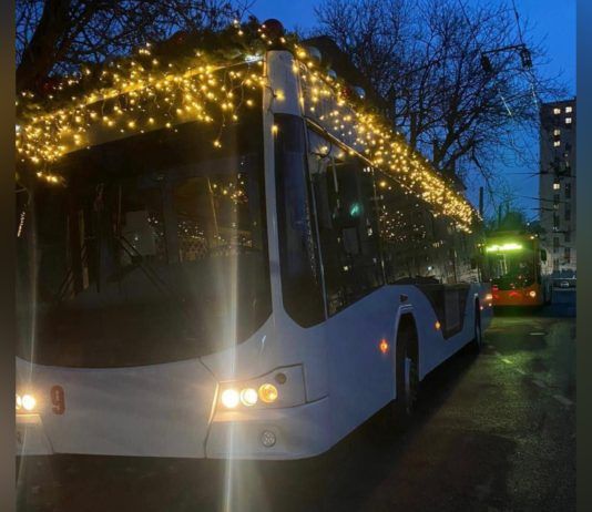 Махачкалинцы смогут прокатиться на новогоднем троллейбусе