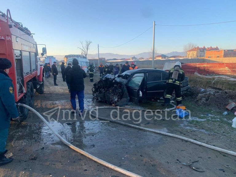 Иномарка попала под грузовик в Махачкале, есть пострадавшие